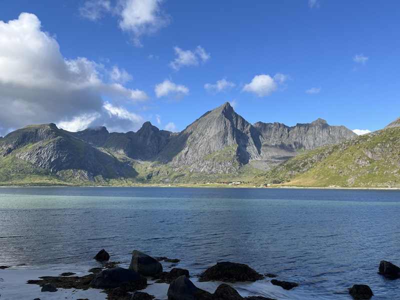 Pre Lofoty sú typické fjordy a vysoké hory