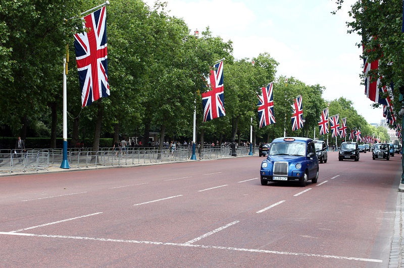 Ulica vedúca k Buckinghamskému palácu lemovaná britskými vlajkami