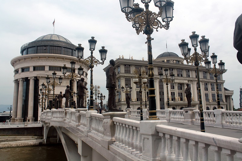 Bridge of Art – v Skopje majú veľkú záľubu v sochách
