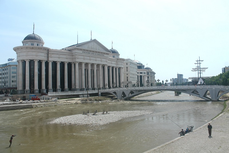 V Skopje sa neustále stavajú obrovské  honosné budovy ako táto