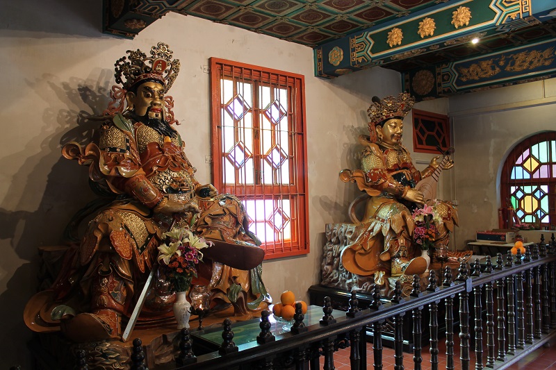 Sochy v chráme v neďalekom Ngong Ping Village