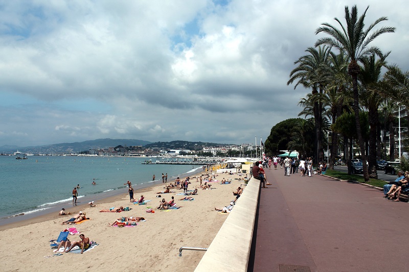 Promenáda v Cannes a časť verejnej pláže