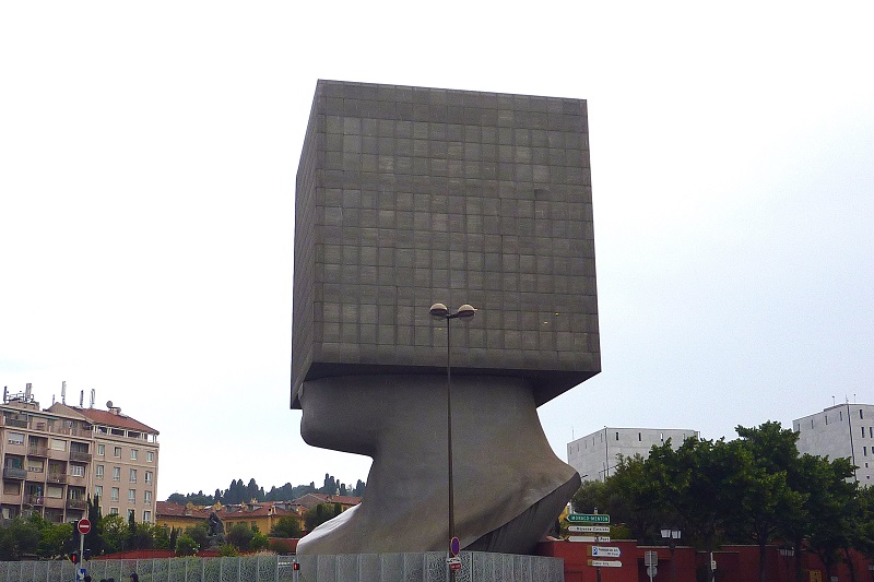 Budova knižnice v tvare hlavy