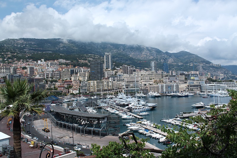 Pohľad na Monako z námestia Place du Palais