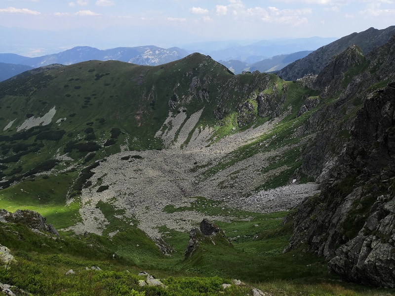Už testne pred výstupom na vrchol Ďumbiera sa ukazujú takéto výhľady na severnú stranu.