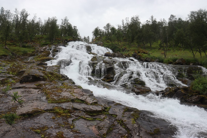 Bezmenný vodopád na horskej ceste AurlandsfjelletBezmenný vodopád na horskej ceste Aurlandsfjellet