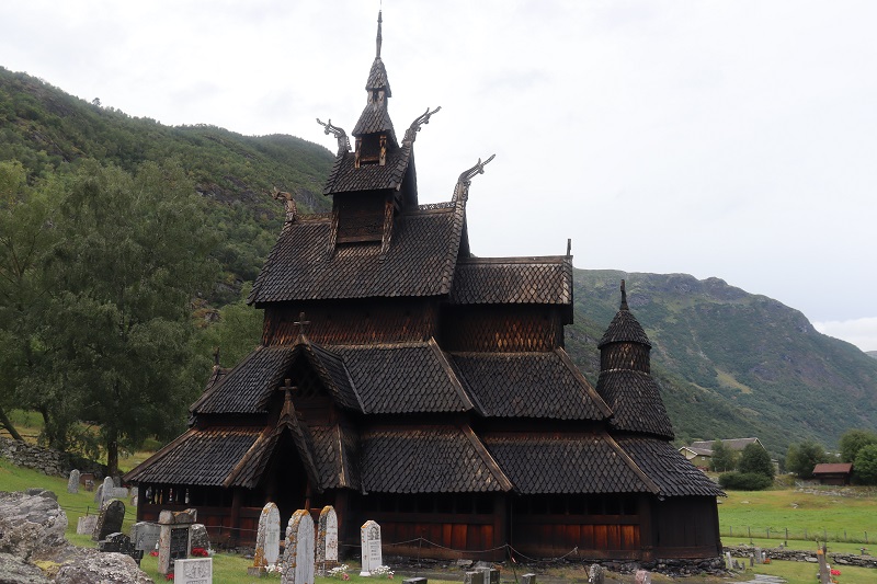 Zaujímavý drevený kostol v Borgunde