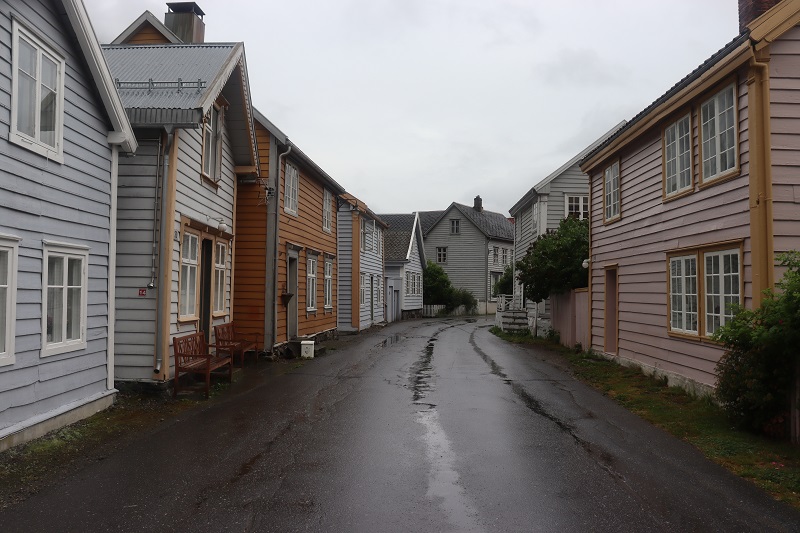 V uličkách Lærdalsøyri po daždi