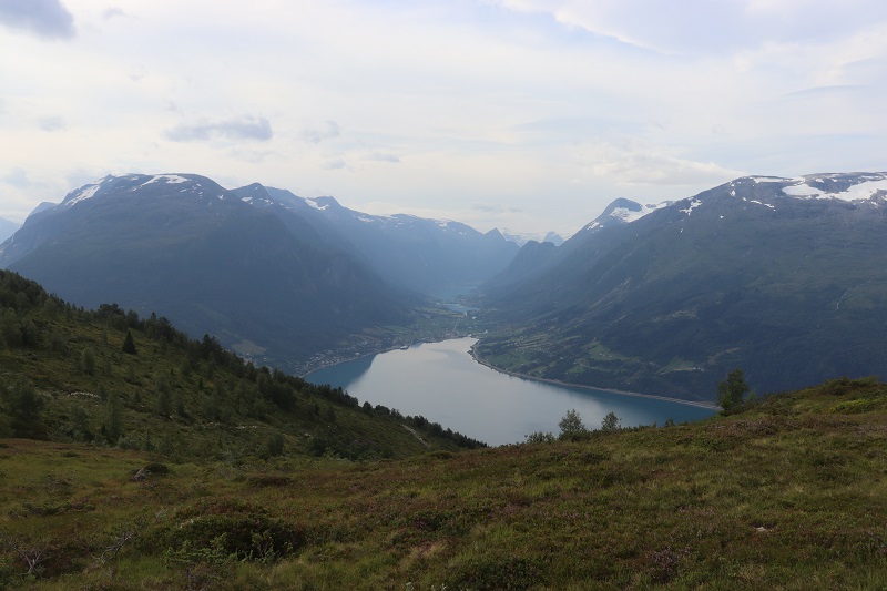 Dnes máme krásny výhľad na fjord pod nami ktorý bol včera v oblakoch