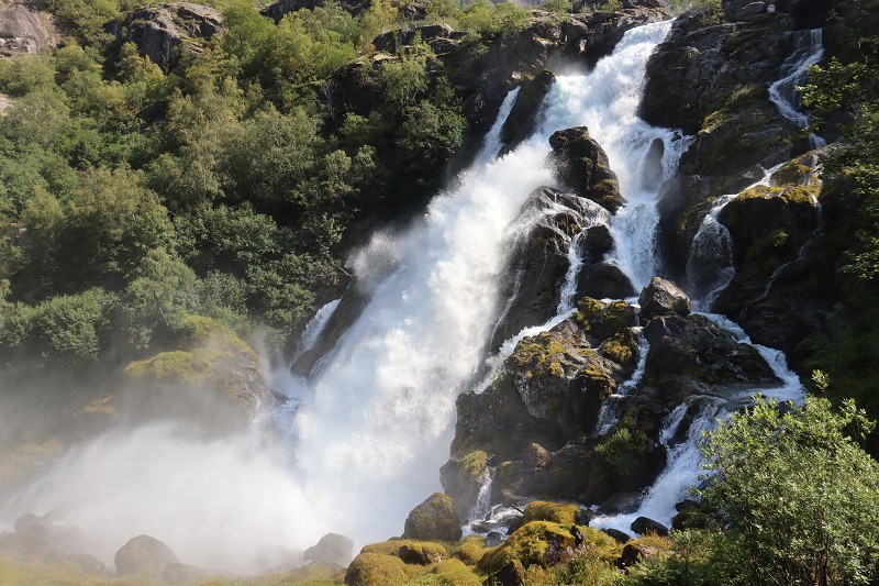 Cestou k Briksdalsbreen míňame aj takýto vodopád