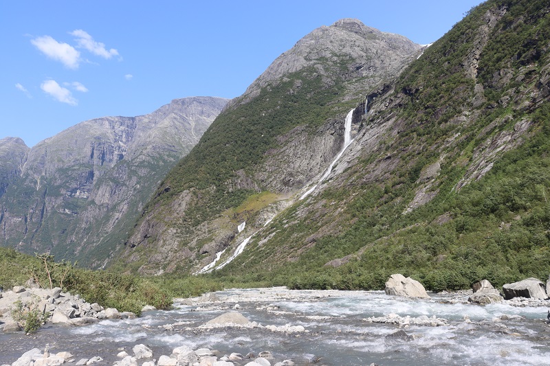 V okolí ľadovca Kjenndalsbreen