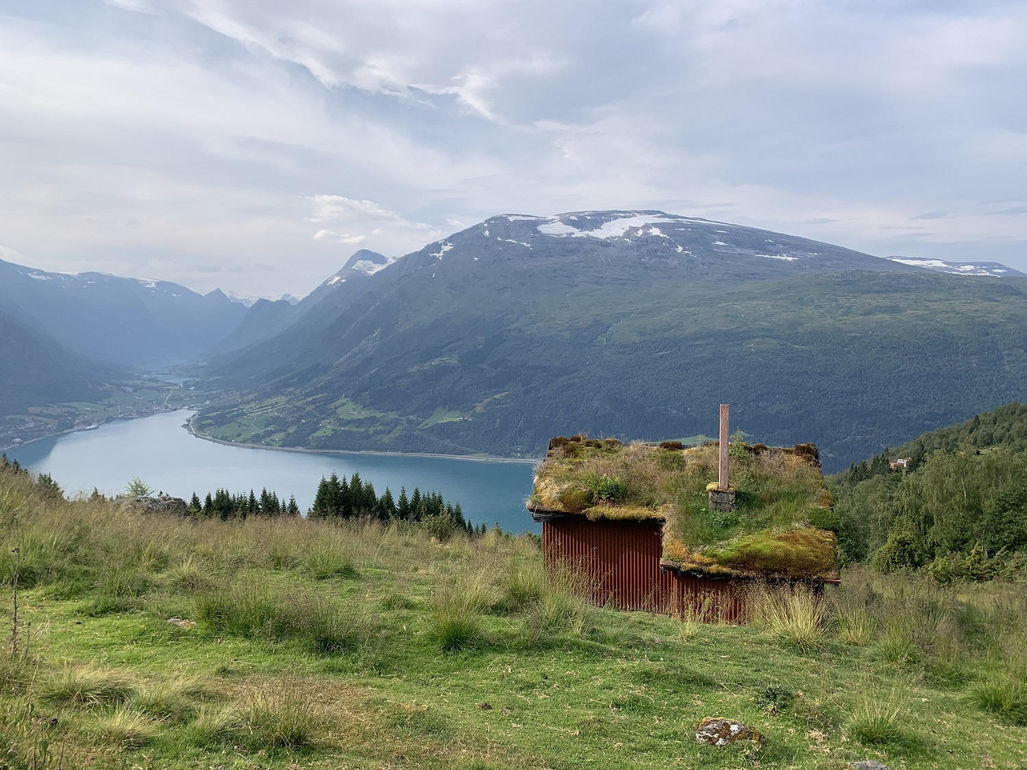 Nórsko: jazerá, ľadovce a turistika v okolí mestečka Loen