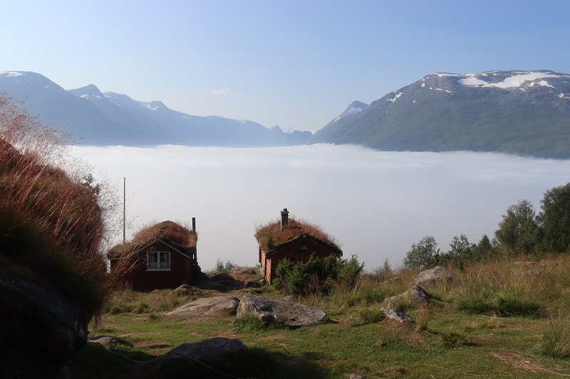Farma Rakssetra a oblaky pod nami zahaľujú fjord