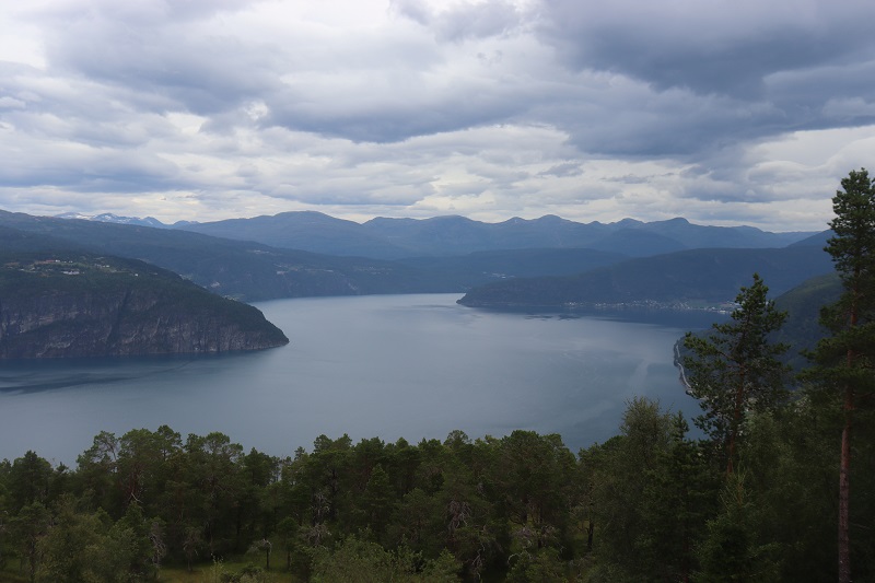 Z vyhliadky Bakkane viewpoint, kde si dávame obed, sú veľmi pekné výhľady