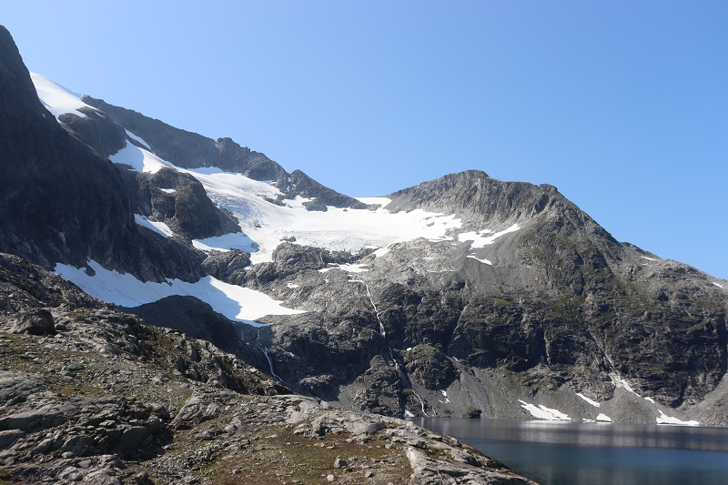 Pri jazere Bispevatnet sa drží sneh aj v júli