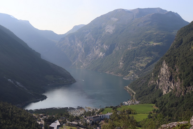 Opačný pohľad z mesta smerom do fjordu