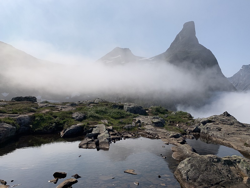Najzaujímavejší okolitý vrch je Romsdalshorn