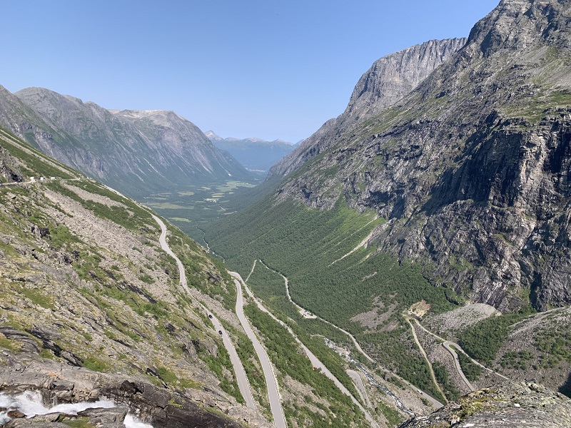 Údolie a cesta Trollstigen z vyhliadky pri ceste
