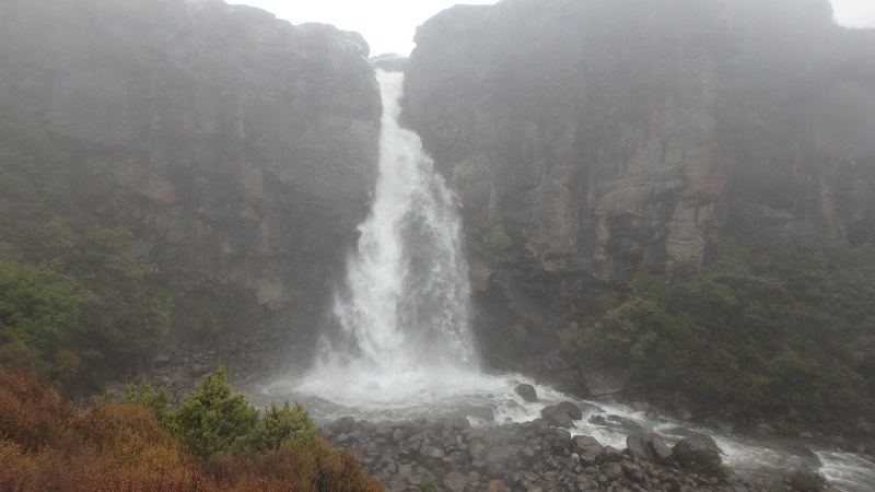 Taranaki Falls ponorené v hmle