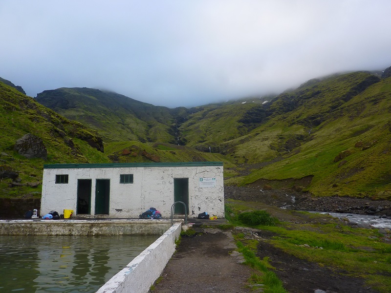 Bazénik s horúcou vodou v horách na juhu Islandu