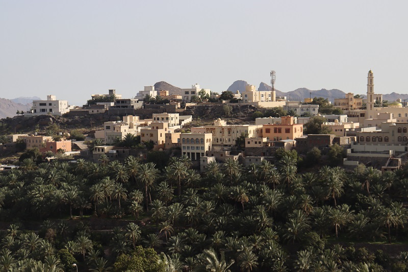 Výhľad z dedinky Misfat Al Abriyeen na jej modernejšiu časť