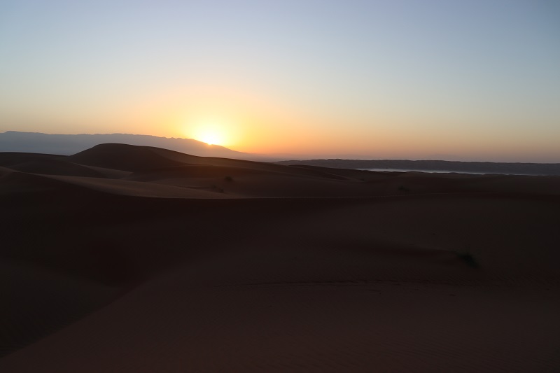 Východ slnka v púšti