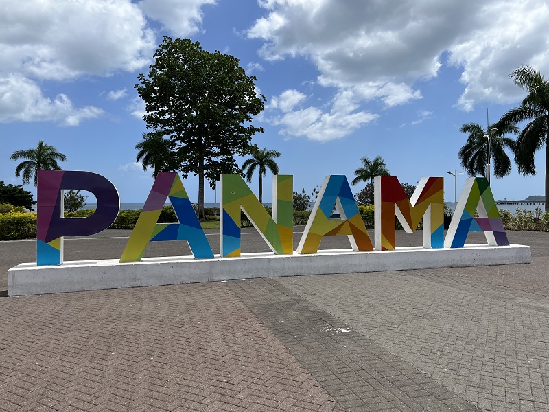 S Panamou sa lúčime pri tomto nápise