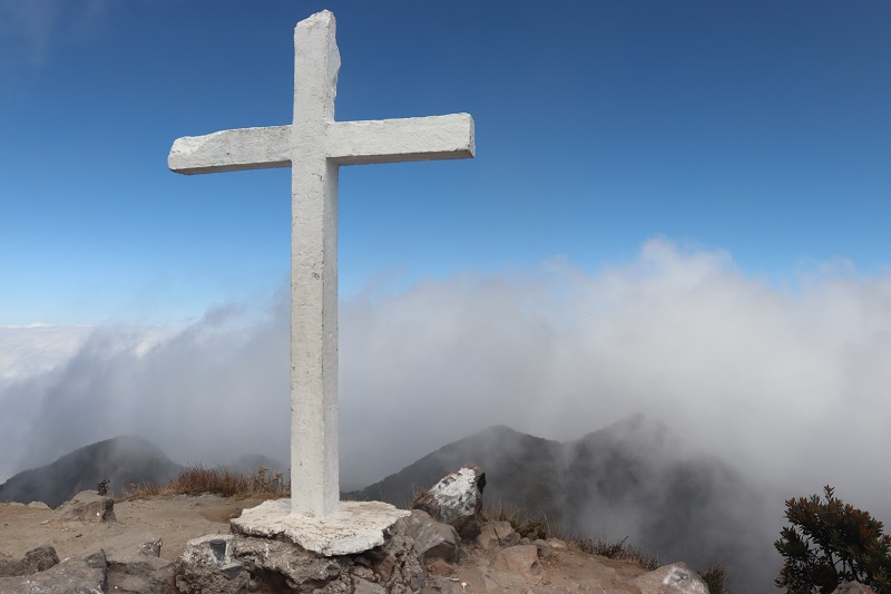 Kríž na vrchole a v pozadí oblaky, ktoré zakrývali oceán
