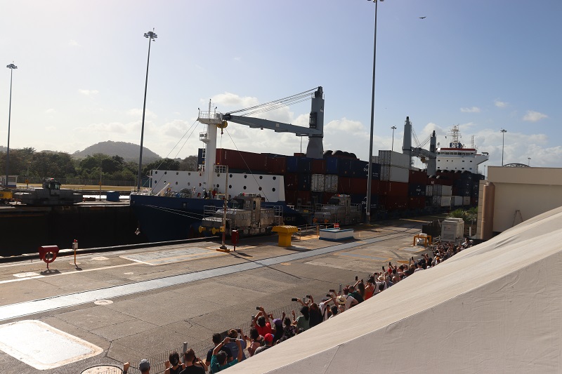 Obrovské lode prechádzajúce cez panamský prieplav