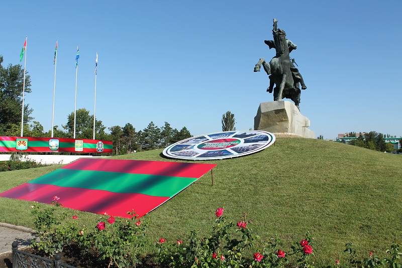 Socha Suvorova na koni a nesmú chýbať zeleno-červené podnesterské vlajky