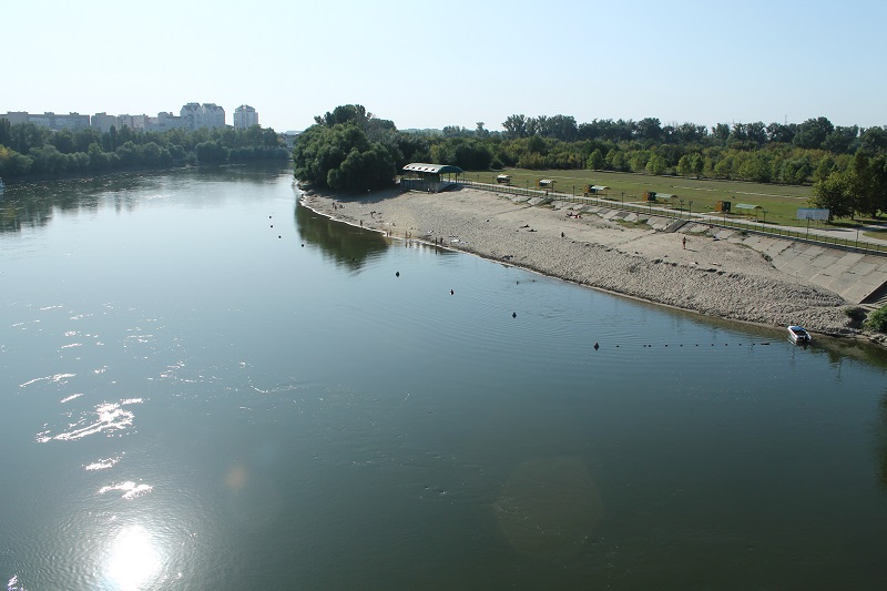 Niekoľko domácich sa kúpe v rieke Dnester