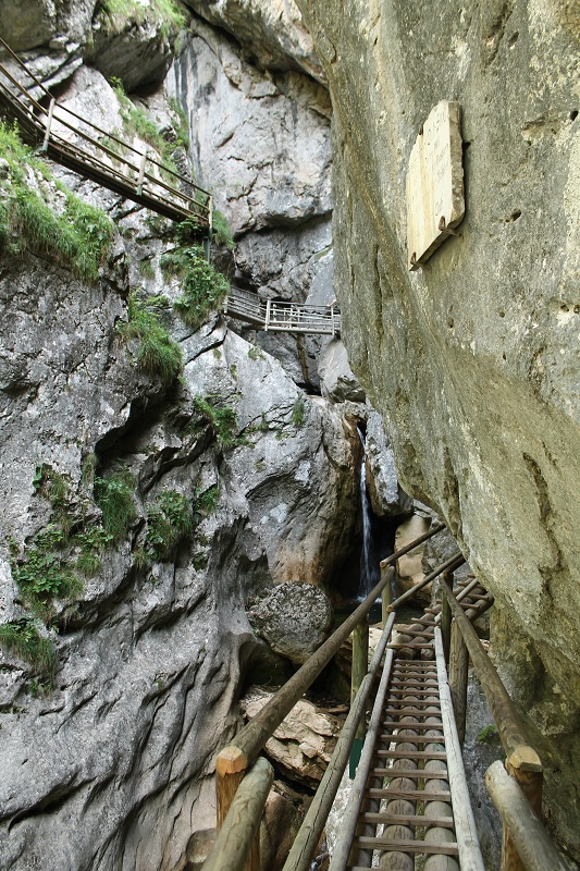 Chodník vedie pomedzi skaly a vodopády