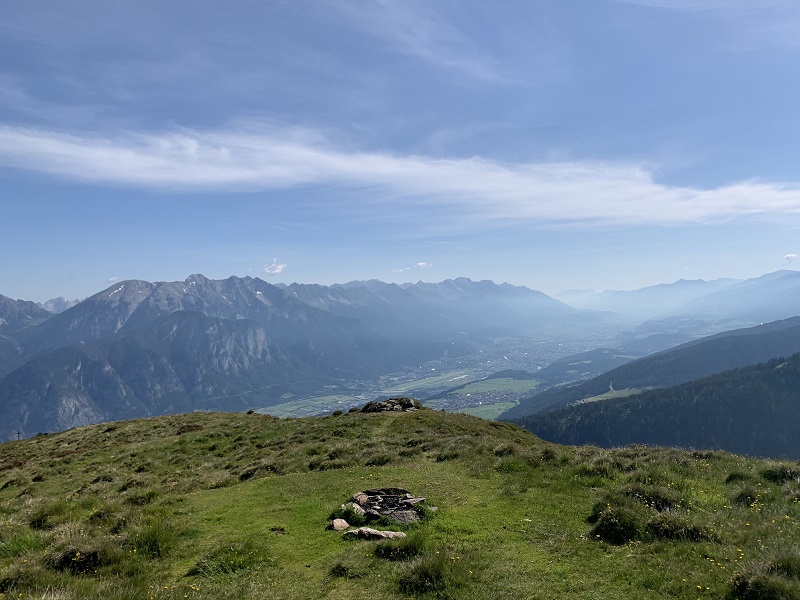 Výhľady z vrcholu Salfeins na Innsbruck v diaľke...