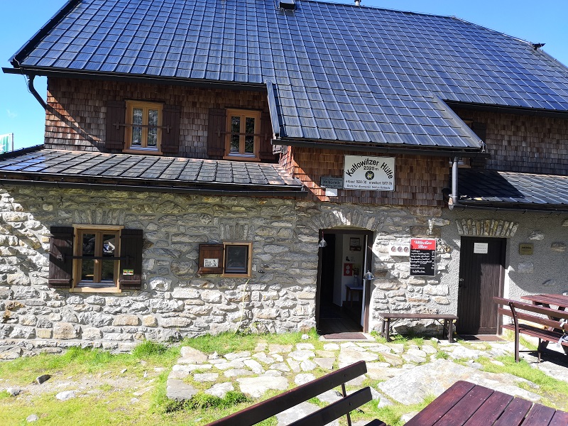 Pri Kattowitzer Hütte (2320 m) si dávame prestávku.