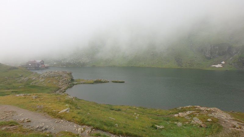 Jazero Balea zahalené v hmle