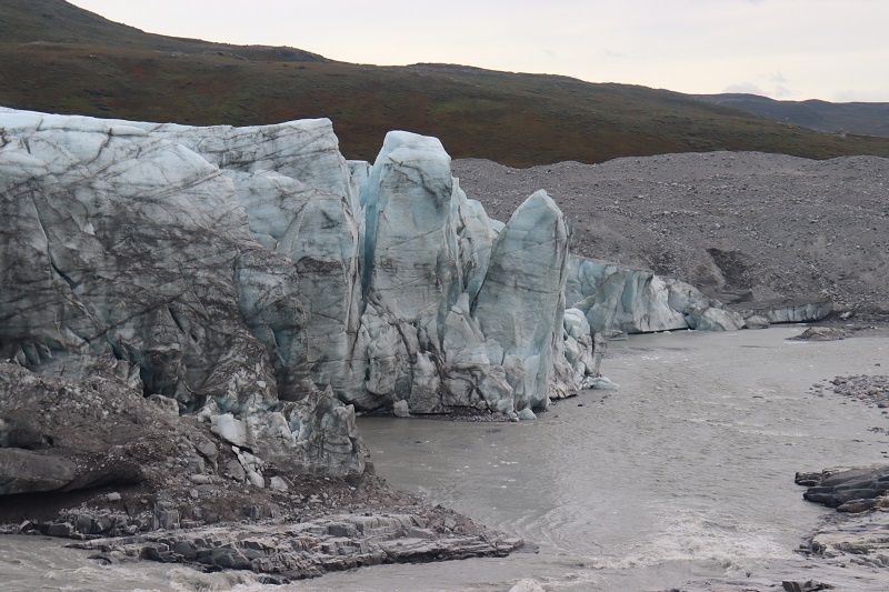 Veľké časti ľadu sa každú chvíľu s hukotom lámu a padajú do rieky