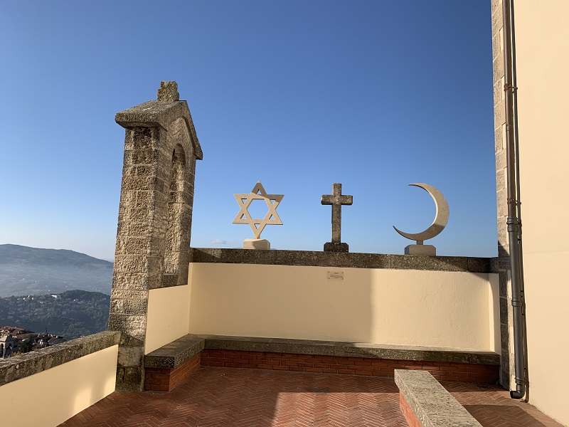 Zaujímavý kostol so symbolmi všetkých troch náboženstiev