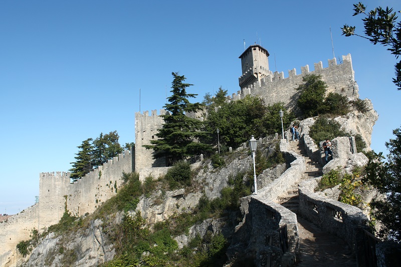 Pohľad na Prvú vežu z chodníka k Druhej veži