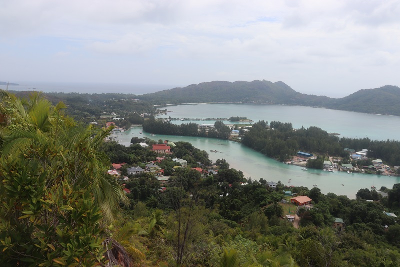 Výhľad z vrchu v rezervácii Fond Ferdinand na ostrov Praslin