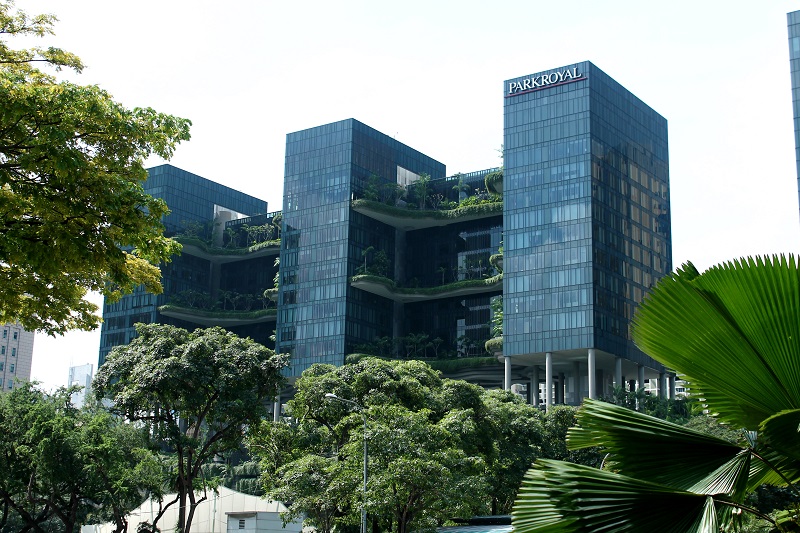 Zarastené budovy v centre Singapuru
