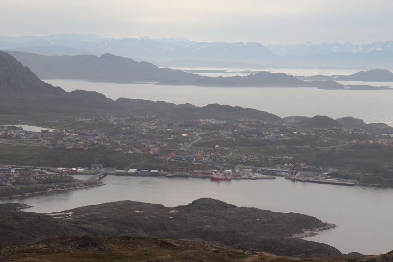 Výhľad na Sisimiut z vrcholu Palasip Qaqqaa