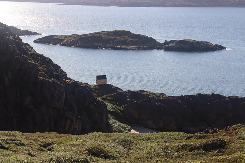 Chatka na pobreží asi kilometer od Assaqutaqu, v ktorej je možné prespať