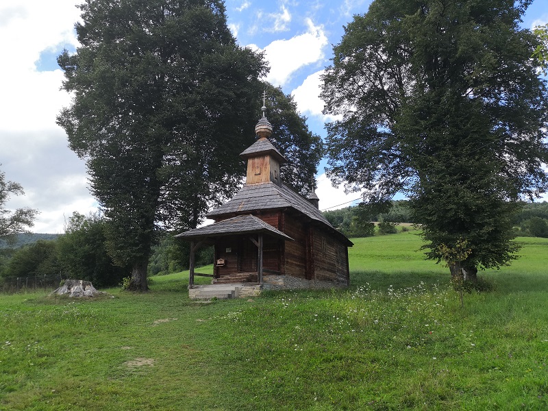 Malý drevený kostolík v dedinke Jalová