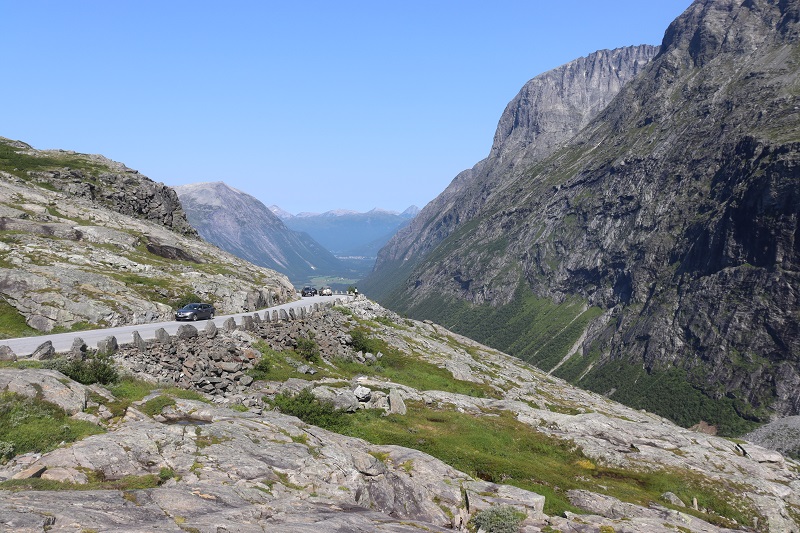 Cesty v Nórsku ponúkajú nádherné výhľady. Nebezpečné môžu byť, ak si ich obzeráte počas šoférovania