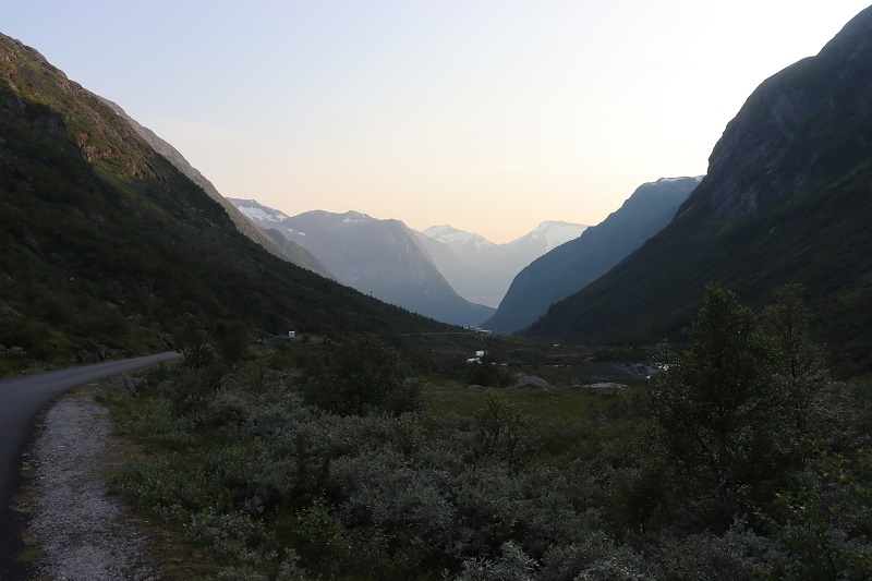 V množstve nórskych údolí kempuje veľa ľudí len tak pri ceste