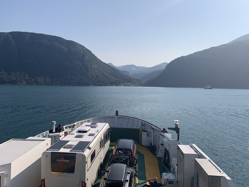 Pomaly sa plavíme na druhú stranu fjordu, cestou by to bolo viac ako sto kilometrov, trajektom to trvá len pár minút.