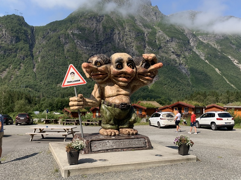 Okolo ciest v Nórsku môžete vidieť rôzne zaujímavé sochy