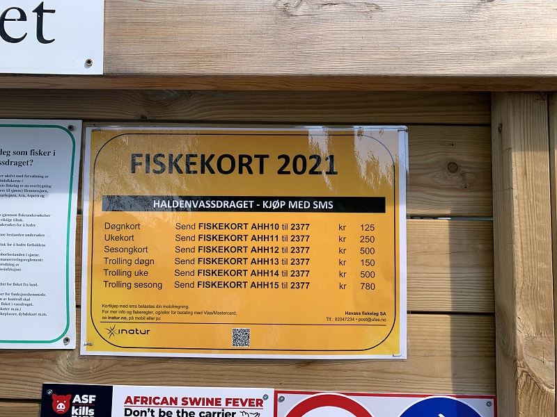 Rybárske povolenie si môžete kúpiť aj cez SMS. Informácie väčšinou nájdete na tabuliach pri jazerách. Často to ale nefunguje zo zahraničných čísel.
