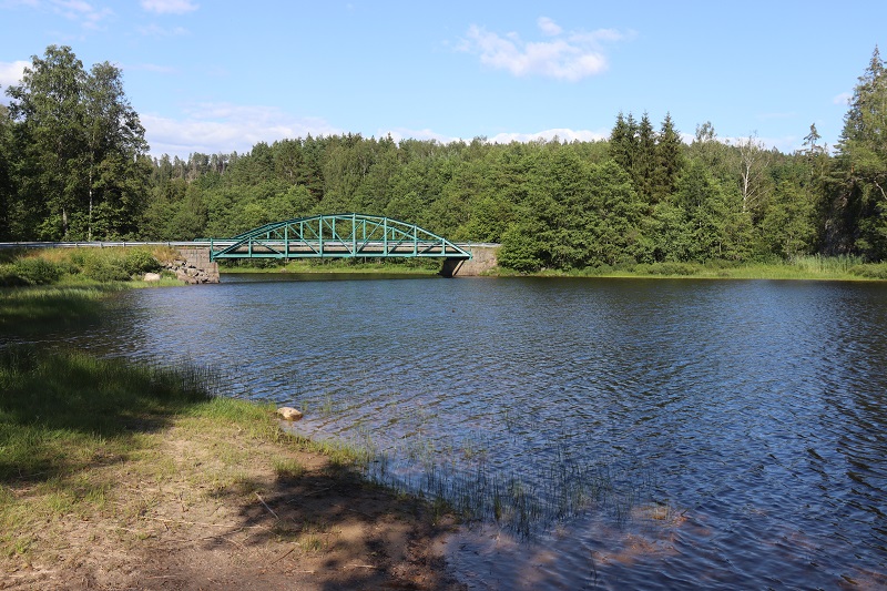 Najefektívnejší lov na jazere Bullaresjöarna bol pri moste pri vtoku
