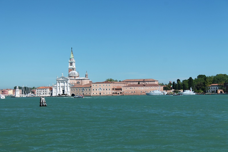 Výhľad na jeden z ďalších ostrovov Benátskeho zálivu